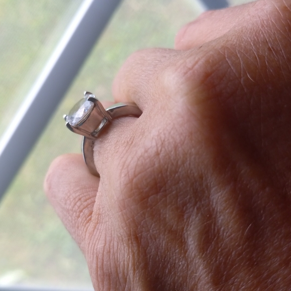 Silver round stone ring size 8 or 8 1/2 - Picture 4 of 5